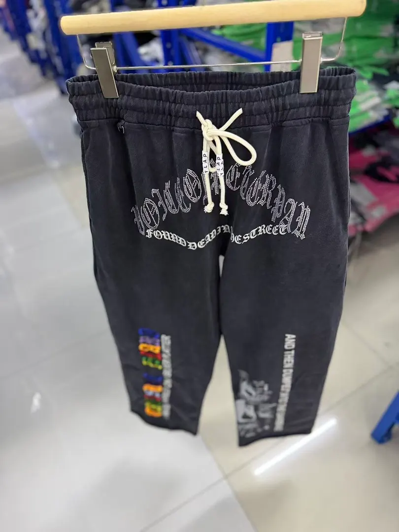 Paly Hollywood Calça de moletom ampla com estampa gótica e strass